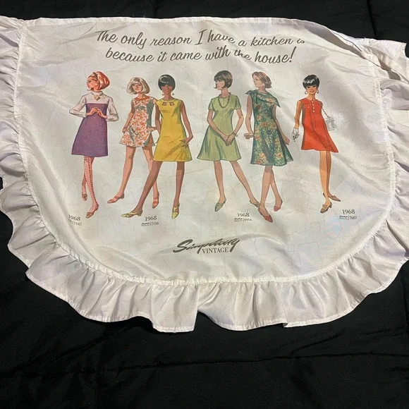 Simplicity Apron with Colorful Retro Dress Print - Picture 2 of 2